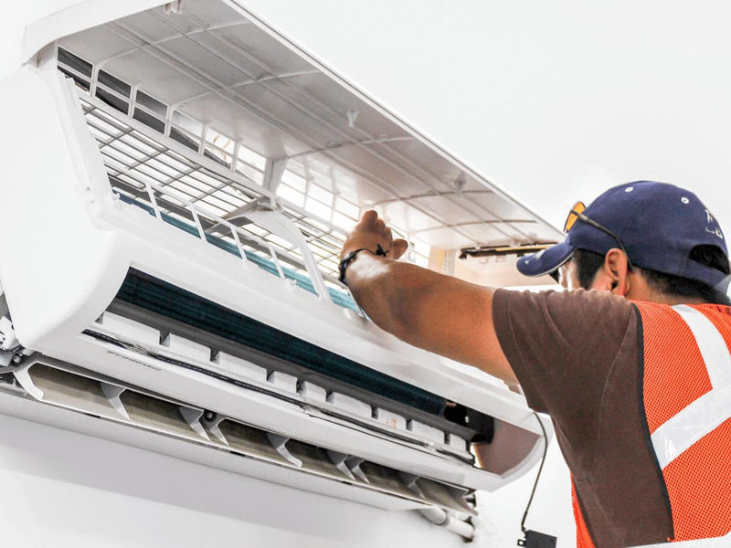 Técnico Instalando Aire Acondicionado General