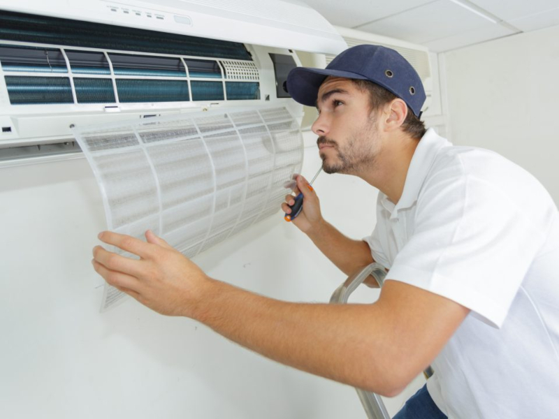 Técnico cambiando filtros de Aire Acondicionado General