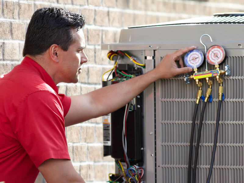 Técnico cargando gas de aire acondicionado general