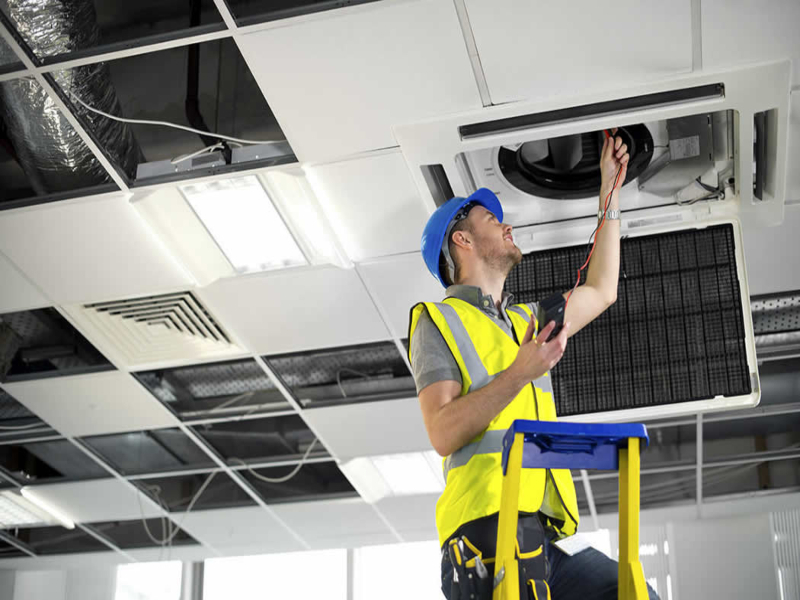 Técnico realizando mantenimiento de aire acondicionado general